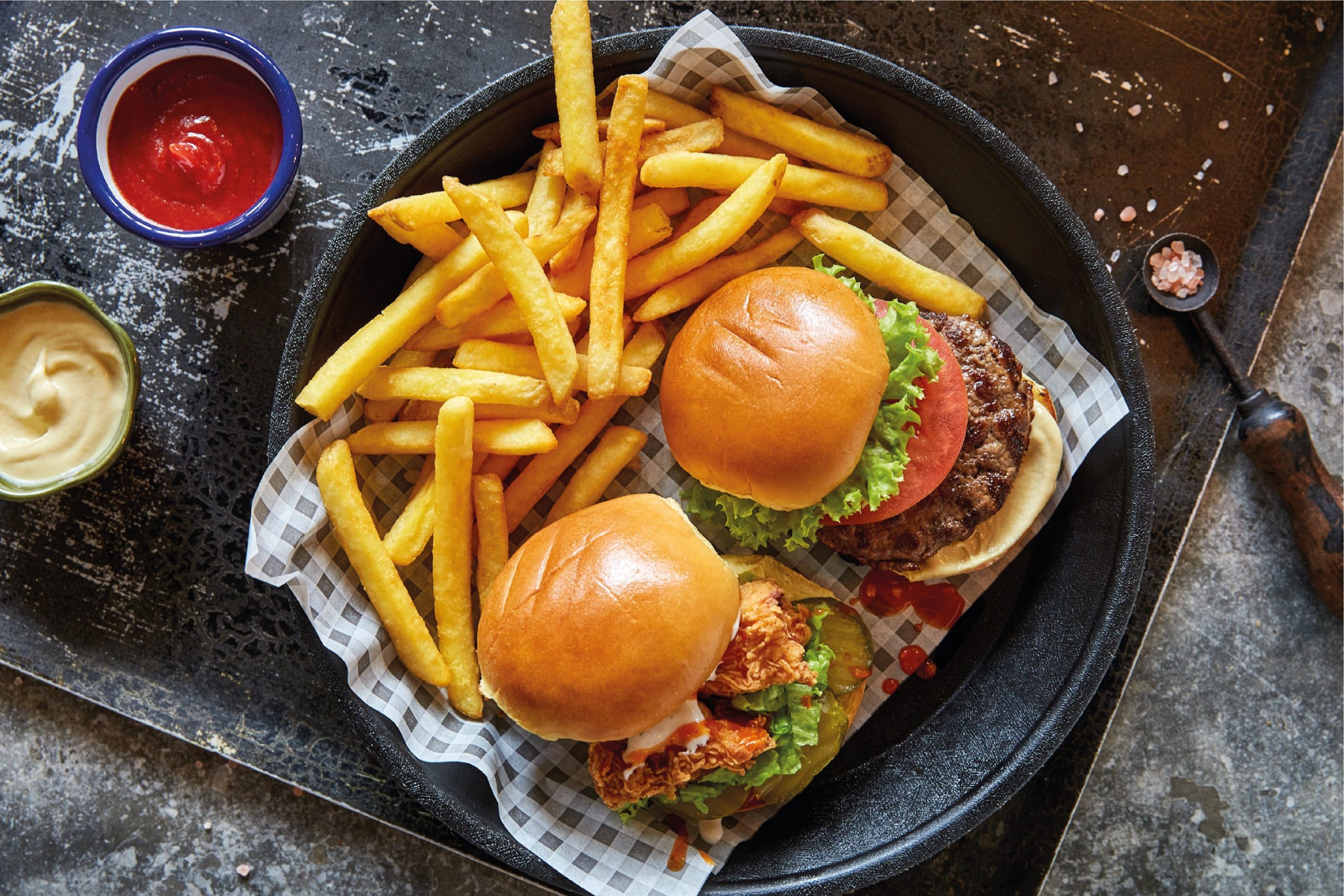 Sočni burger u Faraon Food Baru Kaštela